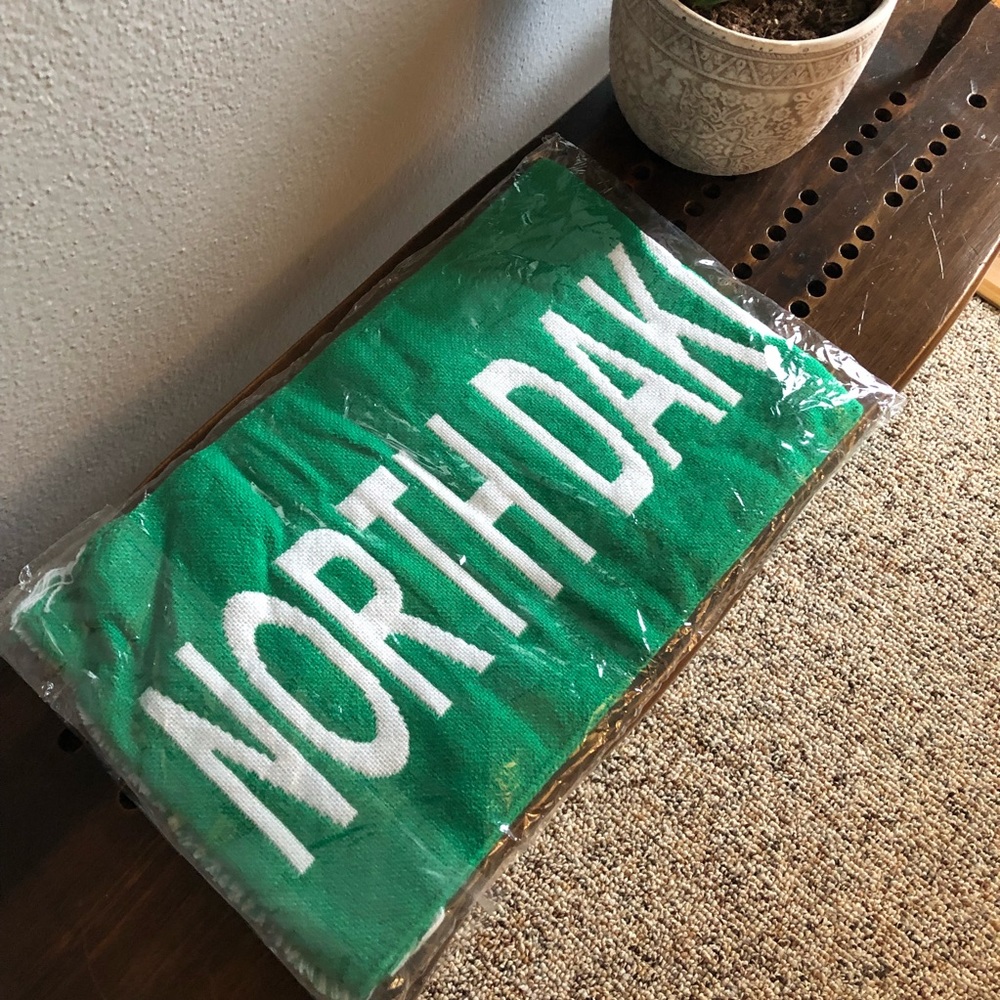 {UND} Scarf